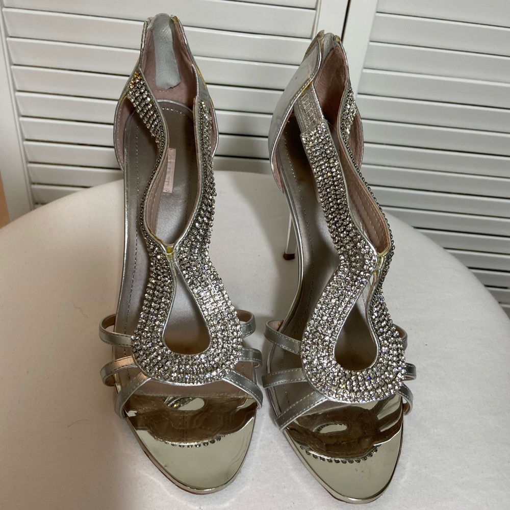 Glint  silver sequin sz 7.5 some slight yellowing near the zipper see pics.